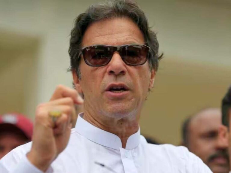 will-pakistans-ex-pm-imran-khan-be-permanently-blind-health-in-grave-danger-demands-urgent-hospital-treatment
